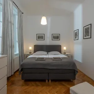 apartman-carolinum.praguehotelsweb.com/